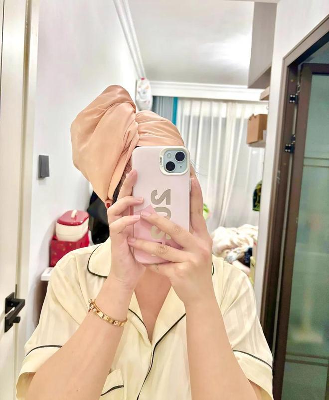 10分钟轻松养成女明星「绸缎发」新葡京洗完头自然风干还是吹干好?(图12) 10分钟轻松养成女明星「绸缎发」新葡京洗完头自然风干还是吹干好?(图12)